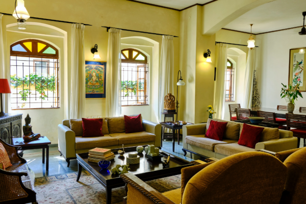 Villa dengan interior mewah dan furnitur antik dari Portugal